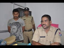 సినీ ఫక్కీలో ఘరానా దొంగ అరెస్టు (పిక్చర్స్)