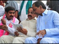 కెసిఆర్‌తో తుమ్మల: 2వేల కార్లలో నేతలు(పిక్చర్స్)