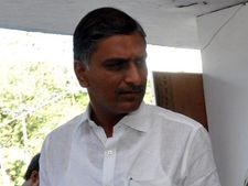 చీకటి ఒప్పందం, పక్క రాష్ట్రం బాబు చెబితే: హరీష్
