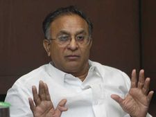 ఆంక్షలు గొంతు నొక్కడమే: కెసిఆర్‌పై జైపాల్ రెడ్డి