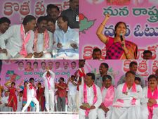 నా కంటే ఎక్కువ: హరీష్‌తో కేసీఆర్ ముచ్చట(పిక్చర్స్)