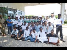 స్థానికులు గరం: విప్రో ఎదుట ధర్నా (పిక్చర్స్)