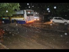 విశాఖలో జోరు వాన: యువతులు ఇలా(పిక్చర్స్)