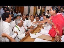 రసాభాసగా కరీంనగర్ జడ్పీ సమావేశం(పిక్చర్స్)