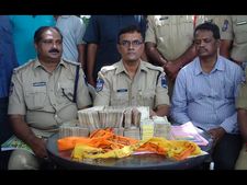 టిడిపి నేత కుమారుడి కారులో 24లక్షలు సీజ్(పిక్చర్స్)