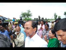 కాలి నడకతో..: మనవడి ముచ్చట తీర్చిన కేసీఆర్