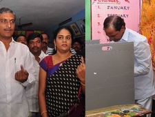 ఓటేసిన కేసీఆర్, చూపించిన హరీష్ భార్య (పిక్చర్స్)