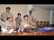 మహిళ దొంగను పట్టించిన కాగితం ముక్క (పిక్చర్స్)