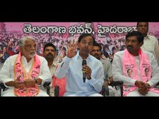 సినిమా కాదు: 'కొత్త' రాగానే లేచిన కేసీఆర్ (పిక్చర్స్)