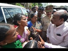 4గురి మృతదేహాల వెలికితీత: రోదనలు(పిక్చర్స్)