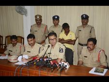 కోరిక తీర్చాలని స్త్రీ పిల్లల కిడ్నాప్ (పిక్చర్స్)