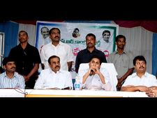   కొట్టుకుపోయే రోజు: బాబుపై జగన్, మనవైపే (పిక్చర్స్)