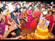 తెలంగాణ చుట్టూ ఆడారు, కవిత నవ్వారు (పిక్చర్స్)