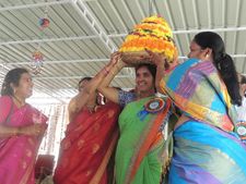 ఆఫీసు ముందే, స్వామిగౌడ్ ఎత్తుకున్నారు(పిక్చర్స్)