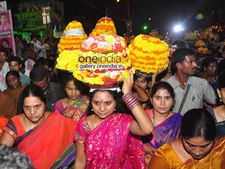 అత్తారింట్లో బతుకమ్మ ఆడిన ఎంపి కవిత