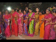 బతుకమ్మతో ఎంపి కవిత: ప్రదర్శన అద్భుతం(పిక్చర్స్)