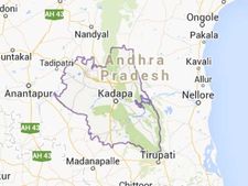 బైక్ గొడవ: పులివెందులలో భారీ ఘర్షణ, దాడులు