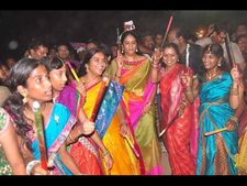 హరీష్ ఇంట్లో బతుకమ్మ పేర్చిన కవిత (పిక్చర్స్)