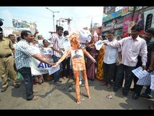అసభ్య పోస్టర్లు: వర్మ దిష్టిబొమ్మ దహనం(పిక్చర్స్)