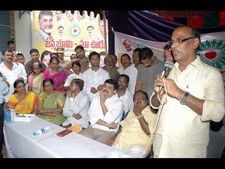  పింఛన్లు అందించిన మంత్రి బొజ్జల (ఫోటోలు)