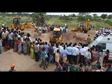 బోరుబావిలో చిన్నారి: రోదనలతో విషాదం (పిక్చర్స్)