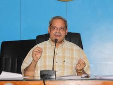 ఆహారపదార్థాలు పంపాం: పరకాల, తమిళ సాయం