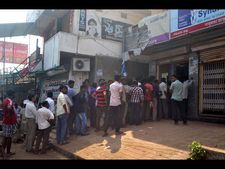 హుధుద్ పెనుతుఫాన్: కోలుకుంటున్న విశాఖ(పిక్చర్స్)