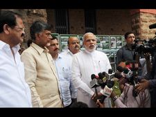 విక్టిమ్స్‌కు భరోసా: ఒకే కారులో మోడీ, బాబు(పిక్చర్స్)