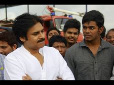 శ్రీజకు బొమ్మలు కొని తెచ్చిన పవన్, కారుకు ప్రమాదం
