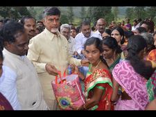 బాబుతో బాలకృష్ణ: బాధితులకు పరామర్శ(పిక్చర్స్)
