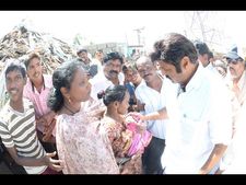 విశాఖవాసుల పాట్లు: బాధితులతో బాలకృష్ణ(పిక్చర్స్)