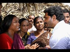 జగన్ ఓదార్పు: పాచి పులిహోర అంటూ (పిక్చర్స్)