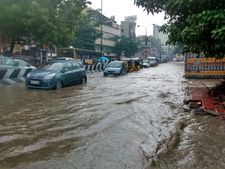 వర్షంలో తడిసి ముద్దైన చెన్నై నగరం (ఫోటోలు)