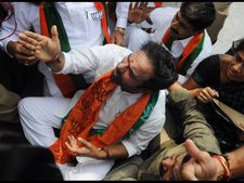 ధర్నా: కిషన్ రెడ్డి అరెస్ట్, నేతలను ఎత్తుకెళ్లారు(పిక్చర్స్)