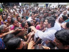 బాధితులకు జగన్ పరామర్శ: కంటతడి(పిక్చర్స్)