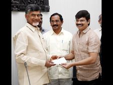 చంద్రబాబుకు చెక్కు ఇచ్చిన బోయపాటి శ్రీను (ఫోటోలు)