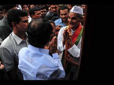 తెలంగాణ గాంధీ ఇకలేరు: కెసిఆర్ నివాళి(పిక్చర్స్)
