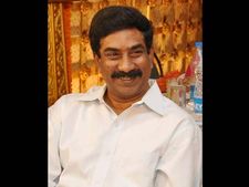 ఆంధ్రజ్యోతి ఎండీ రాధాకృష్ణకు చేదు, బాబుపై జగన్ పార్టీ