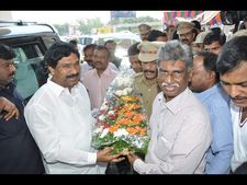 'డాక్టర్' హల్‌చల్: ఎత్తుకున్న రాజయ్య, కవిత (పిక్చర్స్)