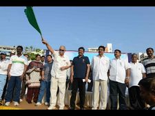 జెండా ఊపిన అశోక్: పరుగుపెట్టారు(పిక్చర్స్)