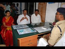 14 రోజుల రిమాండ్: భూమా వెంట కూతురు! (పిక్చర్స్)