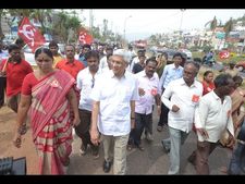 జాతీయ విపత్తే: విశాఖలో కారత్ (పిక్చర్స్)
