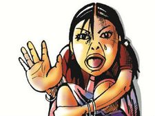 టీచర్ దారుణం: అమ్మాయిని దగ్గరకు తీసుకొని..