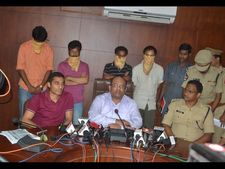 ధర్నా: మీడియా ముందుకు ఏయు ప్రొఫెసర్(పిక్చర్స్)