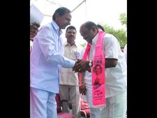 కేసీఆర్ కండువా కప్పారు, బాబును పొగిడారు(పిక్చర్స్)