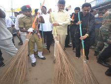 విశాఖను పునర్నిర్మిస్తాం: బాబు, ఎయిర్‌లైన్స్ హబ్