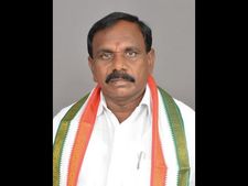 కాంగ్రెసుకు షాక్: తెరాసలోకి ఎమ్మెల్యే యాదయ్య