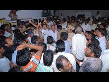ఏపీ రాజధాని ఎఫెక్ట్: రాయపూడిలో ఉద్రిక్తం (పిక్చర్స్)