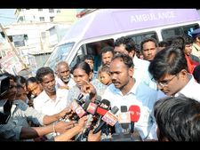  ర్యాగింగ్ వల్లే మృతి: విద్యార్ధి తల్లిదండ్రులు(ఫోటోలు)