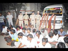 333మంది స్మగ్లర్లు అరెస్ట్: 449 ఎర్రచందనం దుంగలు స్వాధీనం(పిక్చర్స్)